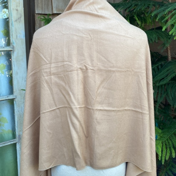 BURBERRY Lightweight Cashmere Wrap 26” X 80” - Picture 6 of 7